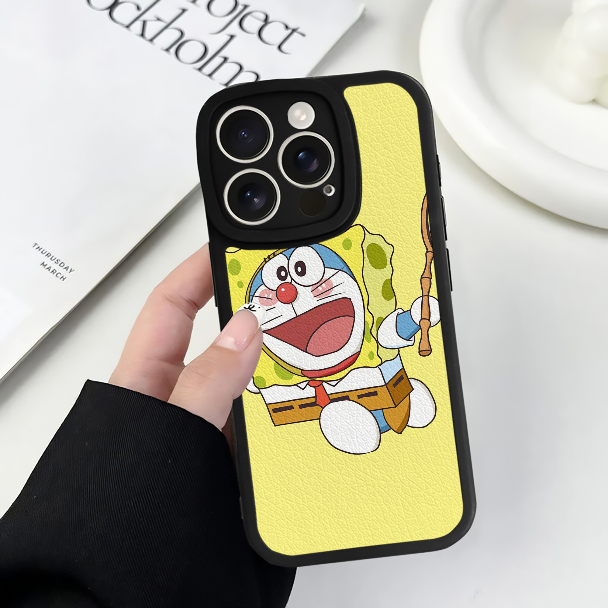 （画像用） ドラえもん Doraemon 【iPhone 16シリーズ対応】シリコンスマホケース（レザー調） 材質：シリコン